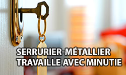 Serrurier-métallier travaille avec minutie