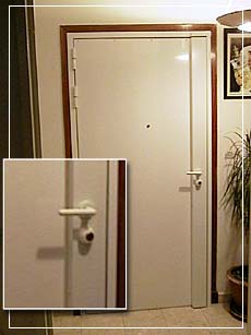 Un artisan professionnel intervient pour installer un blindage anti effraction sur votre porte.