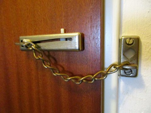 Installer un entrebâilleur de porte est une opération que nos artisans réalisent en moins de temps