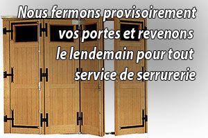 Un serrurier intervient en urgence pour une fermeture provisoire de porte.